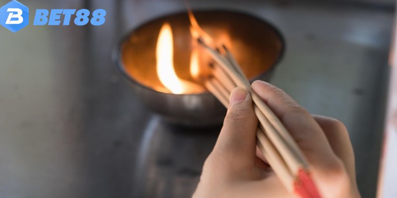 Tìm may mắn bằng cách thắp hương cho tổ tiên - giải vận đen lô đề